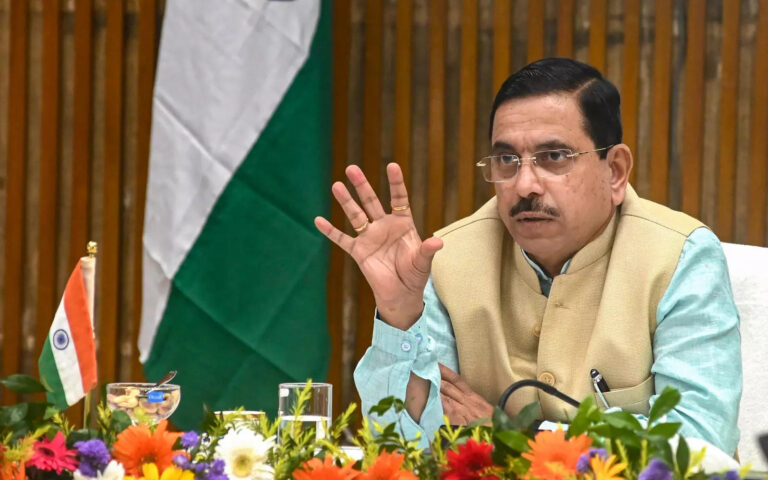 ಯಾರೂ ಪಕ್ಷ ಬಿಟ್ಟು ಹೋಗಲ್ಲ, ಮೈತ್ರಿ ಉಳಿಸಿಕೊಳ್ಳುವಲ್ಲಿ‌ ಕಾಂಗ್ರೆಸ್ ವಿಫಲ: ಪ್ರಹ್ಲಾದ್ ಜೋಶಿ