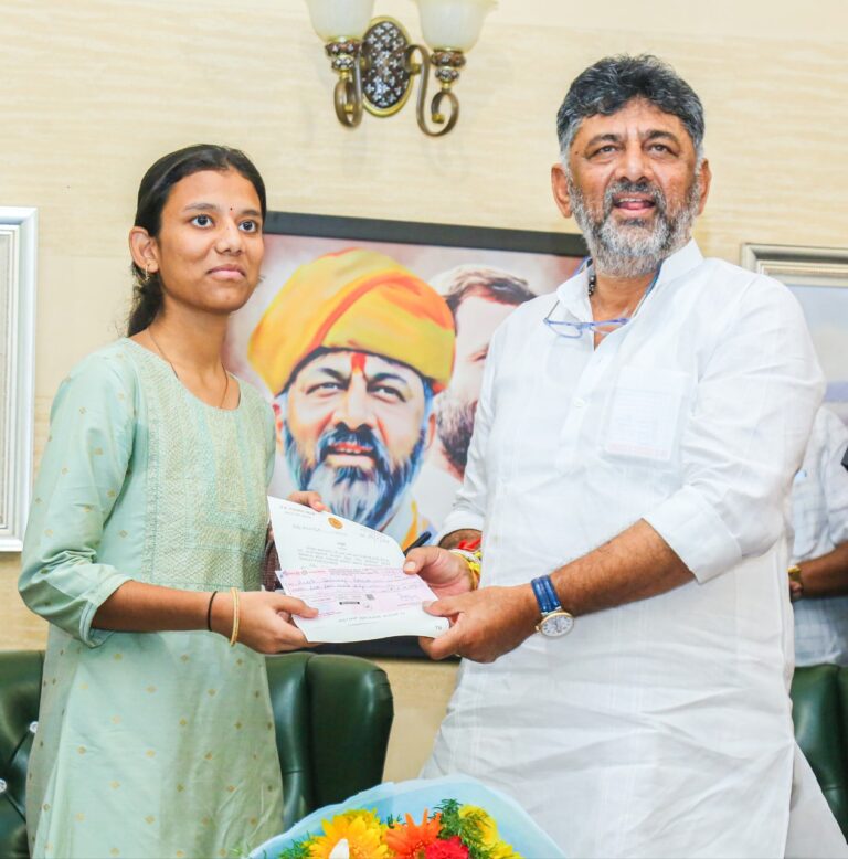 ಸರ್ಕಾರಿ ಶಾಲೆಯಲ್ಲಿ ಓದಿ SSLC ಪರೀಕ್ಷೆಯಲ್ಲಿ ಮೊದಲ ಸ್ಥಾನ ಪಡೆದ ಅಂಕಿತಾ 5 ಲಕ್ಷ, 3ನೇ ಸ್ಥಾನ ಪಡೆದ ನವನೀತ್ ಗೆ 2 ಲಕ್ಷ ರೂ. ಉಡುಗೊರೆ ನೀಡಿದ ಡಿಸಿಎಂ ಡಿ.ಕೆ. ಶಿವಕುಮಾರ್