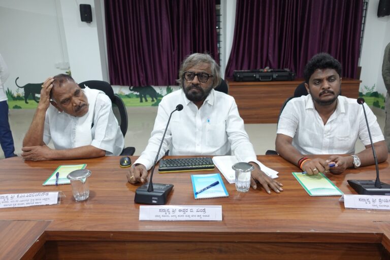 ಕಾಡಾನೆಗಳ ಬಗ್ಗೆ ಗ್ರಾಮಸ್ಥರಿಗೆ ಮುನ್ನೆಚ್ಚರಿಕೆ ನೀಡಲು ಈಶ್ವರ ಖಂಡ್ರೆ ಸೂಚನೆಪರಿಸರ ಇಲಾಖೆ ಅಧಿಕಾರಿಗಳ ಕಾರ್ಯವೈಖರಿಗೆ ಅಸಮಾಧಾನ