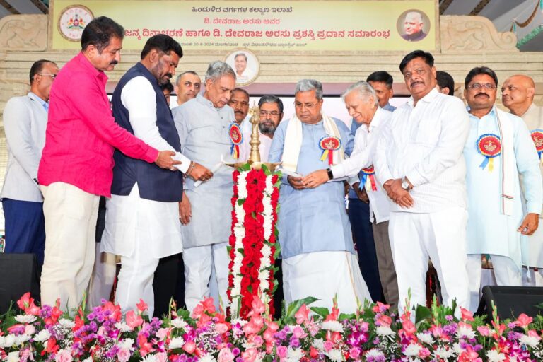 ಡಿ.ದೇವರಾಜ ಅರಸು ಜನ್ಮ ದಿನಾಚರಣೆಬಡತನ, ಜಾತಿ ವ್ಯವಸ್ಥೆ ಹೋಗದೆ ಸಮ ಸಮಾಜದ ನಿರ್ಮಾಣ ಸಾಧ್ಯವಿಲ್ಲ: ಮುಖ್ಯಮಂತ್ರಿ ಸಿದ್ದರಾಮಯ್ಯ