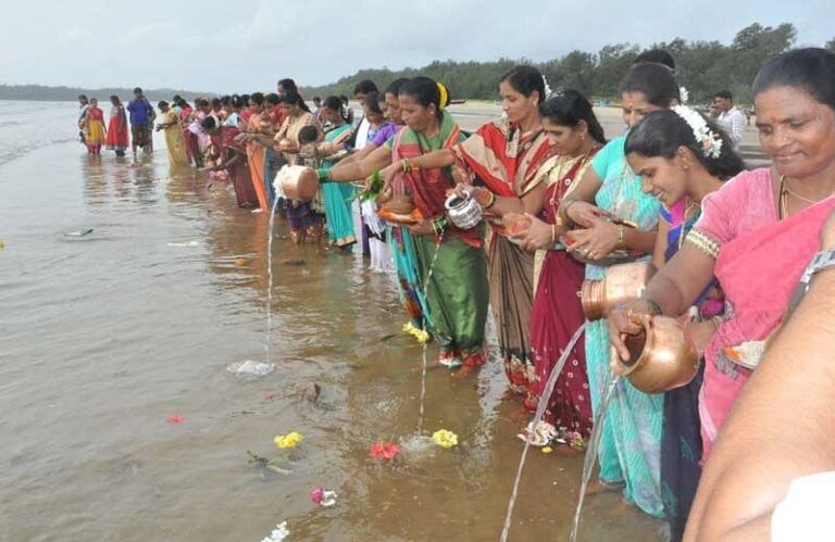 ಸಮುದ್ರ ರಾಜನಿಗೆ ವಿಶೇಷ ಪೂಜೆನೂಲು ಹುಣ್ಣಿಮೆಗೆ ಮೀನುಗಾರ ಸಮುದಾಯದ ಮಹಿಳೆಯರಿಂದ ನಮನ