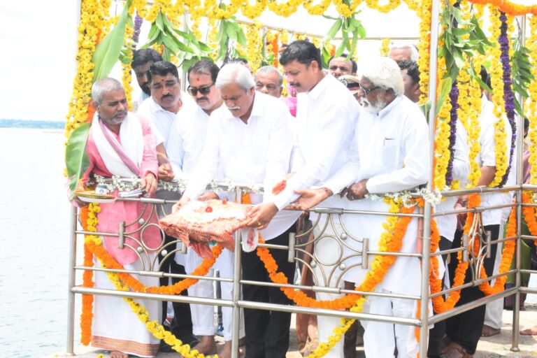 ಬಸವಸಾಗರ ಜಲಾಶಯ ಭರ್ತಿ :ಜಿಲ್ಲಾ ಉಸ್ತುವಾರಿ ಸಚಿವರಿಂದ ಬಾಗಿನ ಅರ್ಪಣೆ