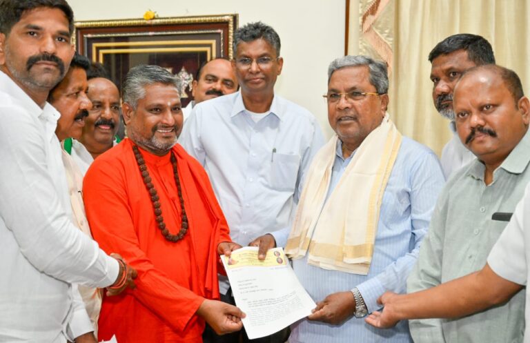 ರಾಜನಹಳ್ಳಿ ಮಹರ್ಷಿ ವಾಲ್ಮೀಕಿ ಪೀಠದ ಪ್ರಸನ್ನಾನಂದ ಮಹಾಸ್ವಾಮಿಗಳು ಮತ್ತು ಸಚಿವ ಸತೀಶ್ ಜಾರಕಿಹೊಳಿ ನೇತೃತ್ವದ ನಿಯೋಗದ ಬೇಡಿಕೆಗೆ ಸಿಎಂ ಸ್ಪಂದನೆ