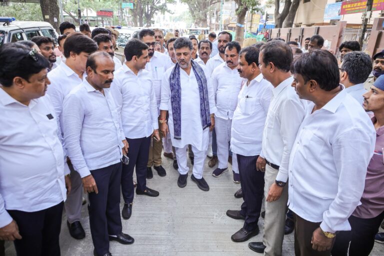 ವೈಟ್ ಟ್ಯಾಪಿಂಗ್ ರಸ್ತೆ ಗುಣಮಟ್ಟ ಪರಿಶೀಲನೆ: ಡಿಸಿಎಂ ಡಿ.ಕೆ. ಶಿವಕುಮಾರ್