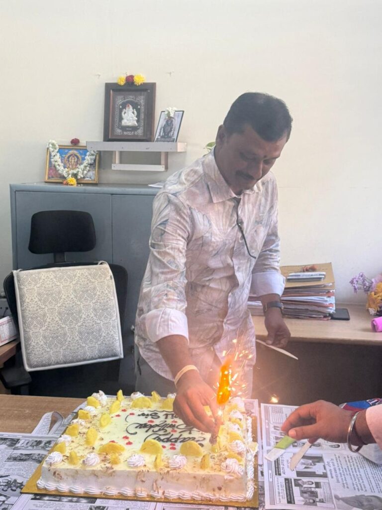 ಸರ್ಕಾರಿ ಕಚೇರಿಯೇ ಪಾರ್ಟಿ ಹಾಲ್: 11 ಕೇಕ್ ಕತ್ತರಿಸಿ ಸಂಭ್ರಮಿಸಿದ ನೌಕರ – ಹೈಕೋರ್ಟ್ ಆದೇಶಕ್ಕೆ ಕ್ಯಾರೆ ಎನ್ನದ ಸಿಬ್ಬಂದಿ! ಕಾನೂನು ಕ್ರಮಕ್ಕೆ ಅಮರೇಶಣ್ಣ ಆಗ್ರಹ