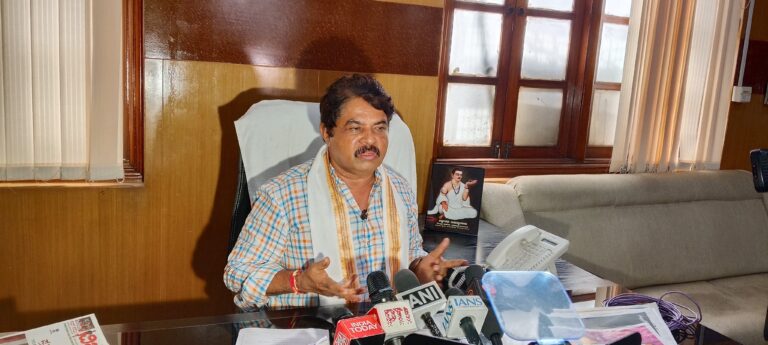 ರಾಜ್ಯ ಸರ್ಕಾರ ದಿವಾಳಿಯ ಅಂಚಿನಲ್ಲಿ: ಡಿಕೆಶಿಗೆ ‘ಕೆಟ್ಟ ಲಾರಿ’ ಹಸ್ತಾಂತರಿಸಿದ ಸಿದ್ದರಾಮಯ್ಯ – ಆರ್. ಅಶೋಕ್ ವಾಗ್ದಾಳಿ