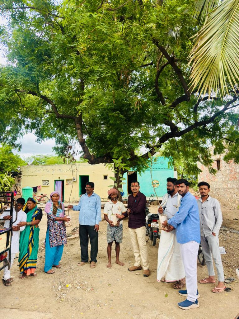 ಪರಿಸರ ಕಾಳಜಿ: ರಾಜನಾಳದಲ್ಲಿ 500ಕ್ಕೂ ಅಧಿಕ ಗಿಡಗಳನ್ನು ವಿತರಿಸಿ ಮಾದರಿಯಾದ ಗುತ್ತಿಗೆದಾರ ಉಮೇಶ್ ಮೆಟಗಾರ