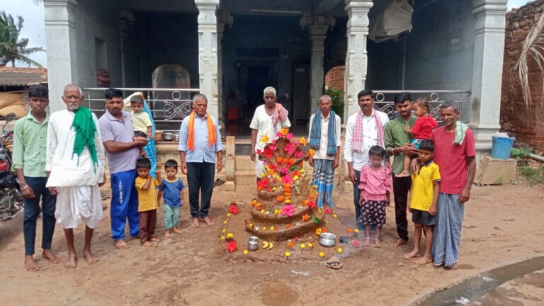 ಧಾರವಾಡ ತಾಲೂಕಿನ ಕಲ್ಲೂರು ಗ್ರಾಮದಲ್ಲಿ ನಾಗರ ಪಂಚಮಿ ನಿಮಿತ್ತ ಮಣ್ಣಿನ ನಾಗಮೂರ್ತಿ ಪ್ರತಿಷ್ಠಾಪನೆ ಮಾಡಿ ಭಕ್ತಿ ಶ್ರದ್ಧೆಯಿಂದ ಊರಿನ ಸಮಸ್ತ ಭಕ್ತರಿಂದ ಪೂಜೆ…..