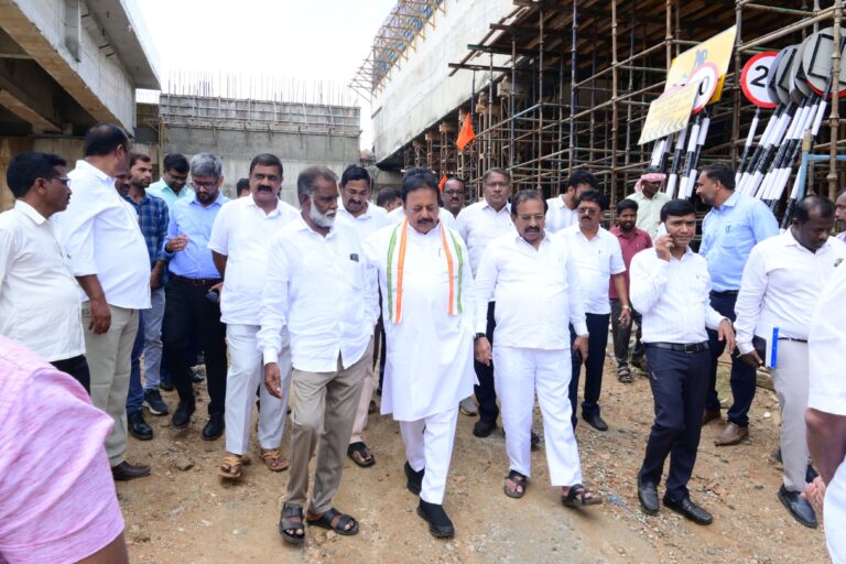 ಕಾಲುನೋವಿನ ನಡುವೆಯೂ ಕಾಲ್ನಡಿಗೆಯಲ್ಲಿಯೇ ಕಾಮಗಾರಿ ಪರಿಶೀಲಿಸಿದ ಸಚಿವ ಚಲುವರಾಯಸ್ವಾಮಿ; ವಿಳಂಬವಾದರೆ ಕಠಿಣ ಕ್ರಮದ ಎಚ್ಚರಿಕೆ