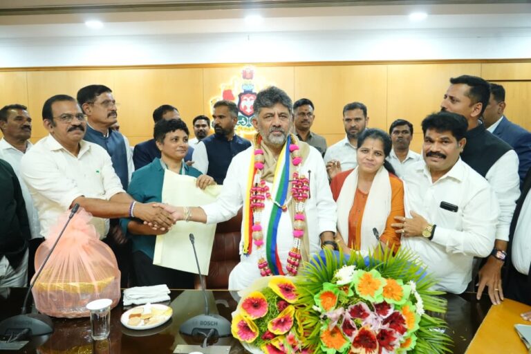 ಮುಖ್ಯಮಂತ್ರಿ ಡಿಕೆ ಶಿವಕುಮಾರ್ ರವರನ್ನು ಕರಾವಳಿಯ ಖ್ಯಾತ ಜೈನ ಜ್ಯೋತಿಷಿ ಬಿಕೆ ಸುಭಾಷ್ ಚಂದ್ರ ಜೈನ್ ಬೇಟಿ.