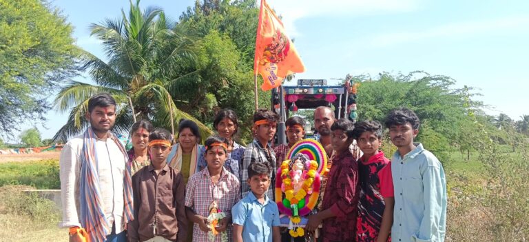 ಗೌರಿ-ಗಣೇಶ ಹಬ್ಬದ ಸಂಭ್ರಮ: ಪ್ರಮುಖ ಬೀದಿಗಳಲ್ಲಿ ಅದ್ಧೂರಿ ಮೆರವಣಿಗೆ