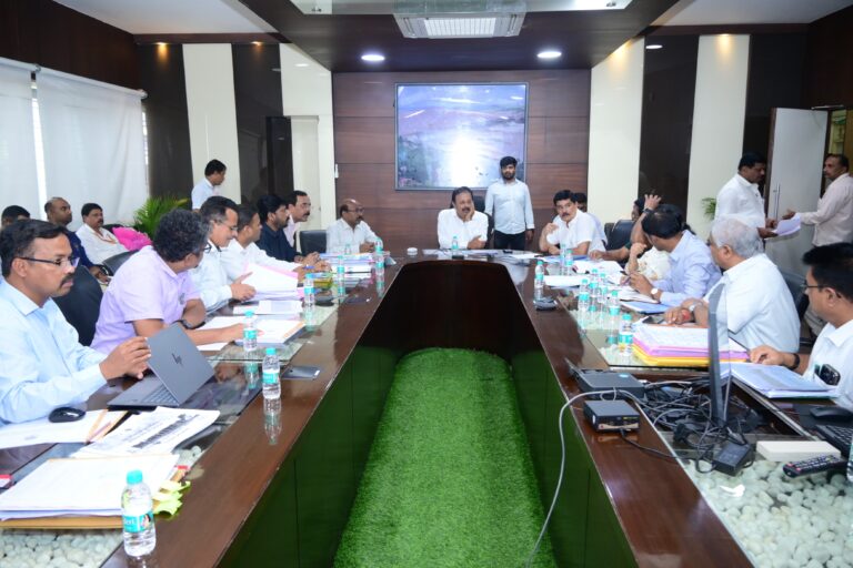 “ಕಾವೇರಿ ನೀರಾವರಿ ನಿಗಮ ಸಭೆ: ಅಧಿಕಾರಿಗಳಿಗೆ ಚಾಟಿ ಬೀಸಿದ ಸಚಿವ ಚಲುವರಾಯಸ್ವಾಮಿ, ಮೇಕೆದಾಟು ತ್ವರಿತಗತಿಗೆ ಸೂಚನೆ”